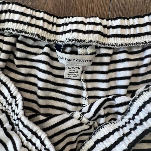 American Eagle blk&wht striped shorts SZ SM - Picture 3 of 4